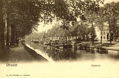 606664 Gezicht op de Stadsbuitengracht te Utrecht, vanaf de Catharijnesingel, met rechts de Rijnkade.
